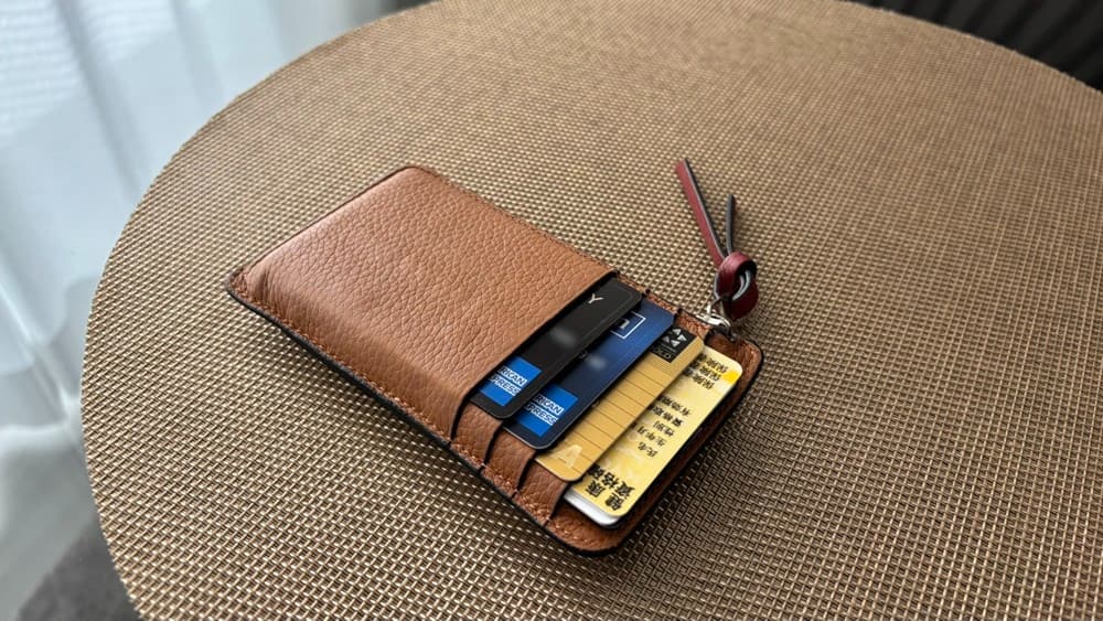 筆者私物のマリオットボンヴォイ アメリカン・エキスプレス・プレミアムカード/ANAスーパーフライヤーズゴールドカード/ヒルトン・オナーズ アメリカン・エキスプレス・カードが入ったお財布