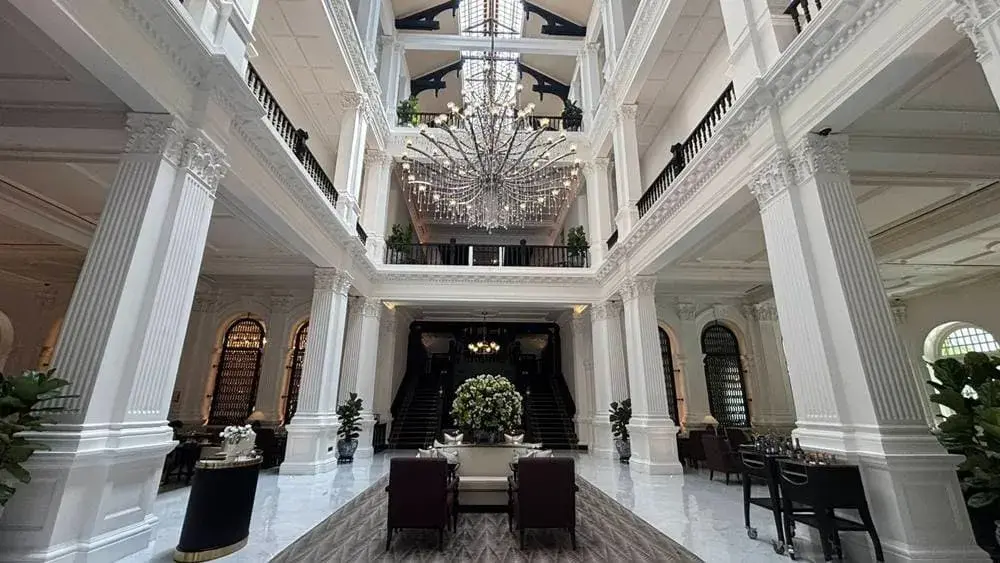 ラッフルズホテルのアフタヌーンティーが提供されるグランドロビー