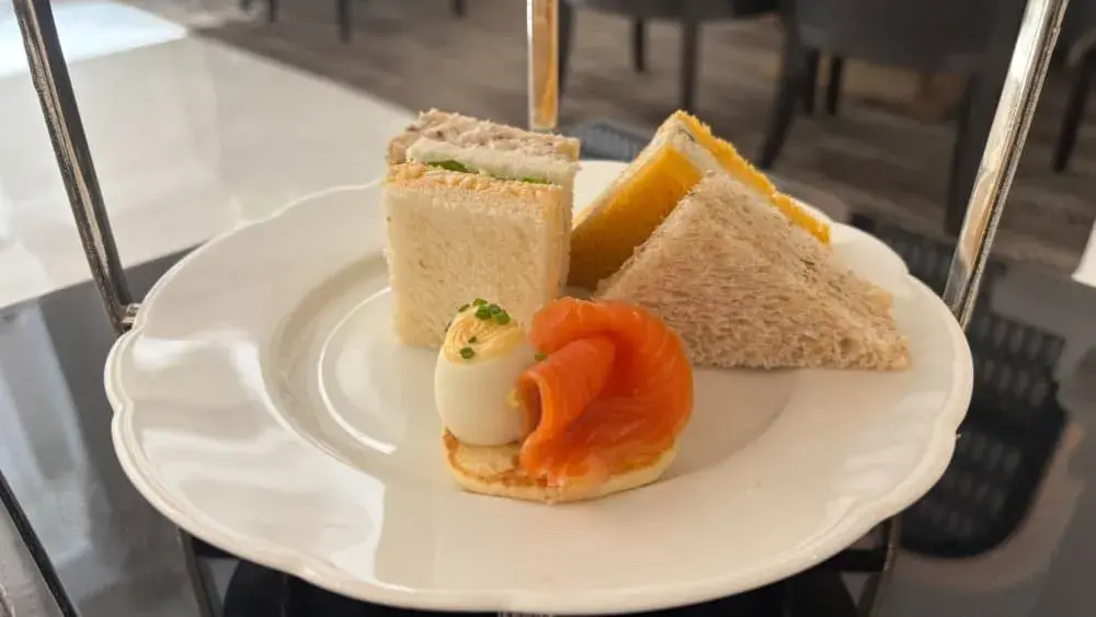 下段：極上のフィンガーサンドイッチの盛り合わせ