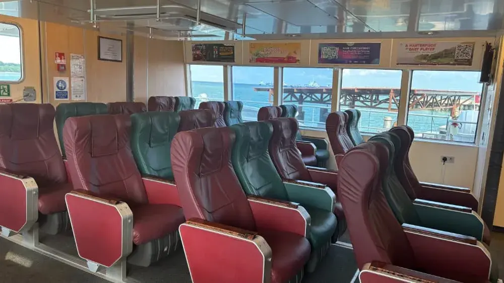 ビンタン島に向かうフェリーのエメラルドクラス