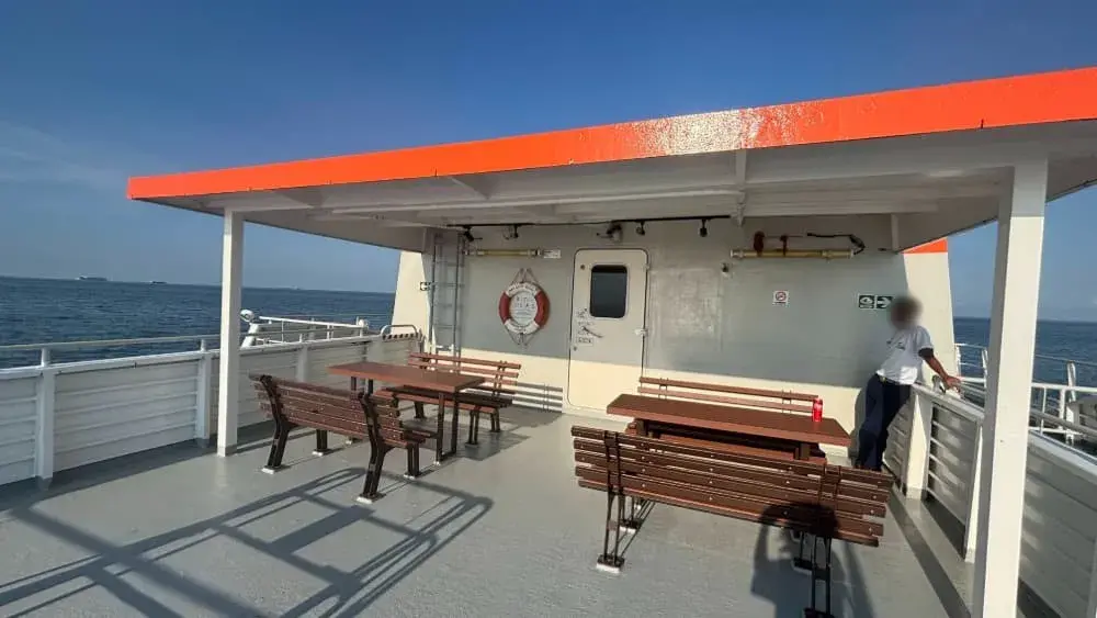 ビンタン島に向かうフェリーのデッキ