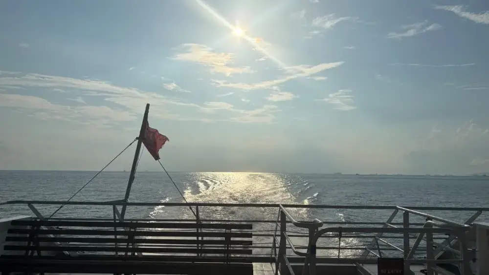 ビンタン島に向かうフェリーから見た空