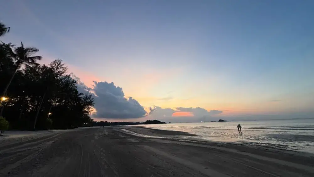 ビンタン島おすすめホテル「フォーポイントバイシェラトンビンタン」のプライベートビーチから見える夕焼け