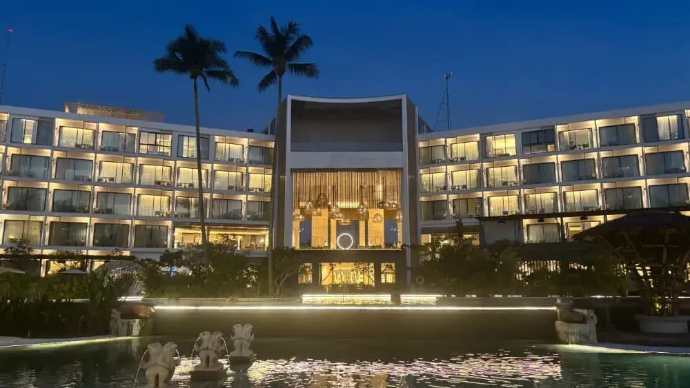 ライトアップされた「フォーポイントバイシェラトンビンタン」