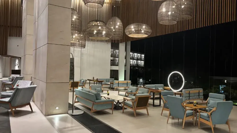 「フォーポイントバイシェラトンビンタン」のレストラン内装