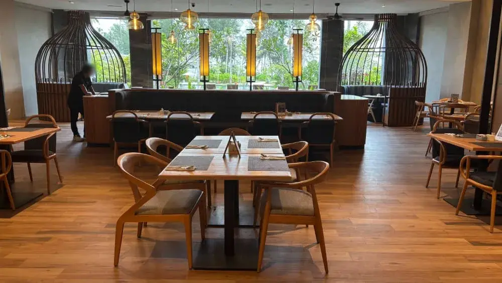 朝食会場、アウトサイド席の内装1