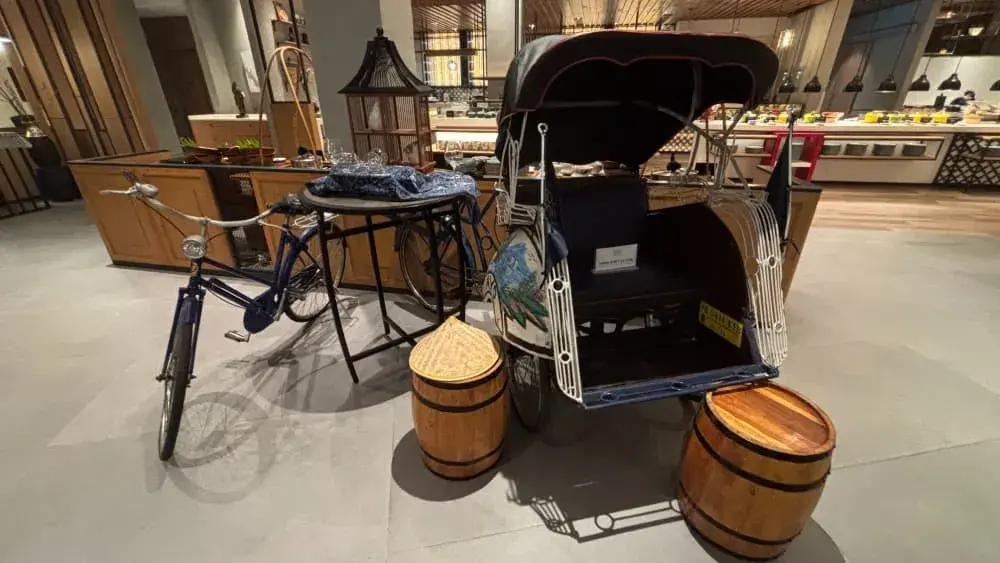 「フォーポイントバイシェラトンビンタン」の朝食会場の装飾