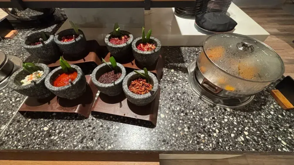 「フォーポイントバイシェラトンビンタン」の朝食：ホットミール類2