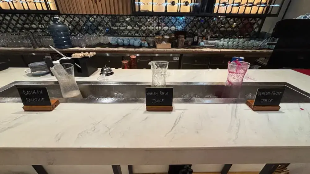 「フォーポイントバイシェラトンビンタン」の朝食：フレッシュジュースやスムージー1
