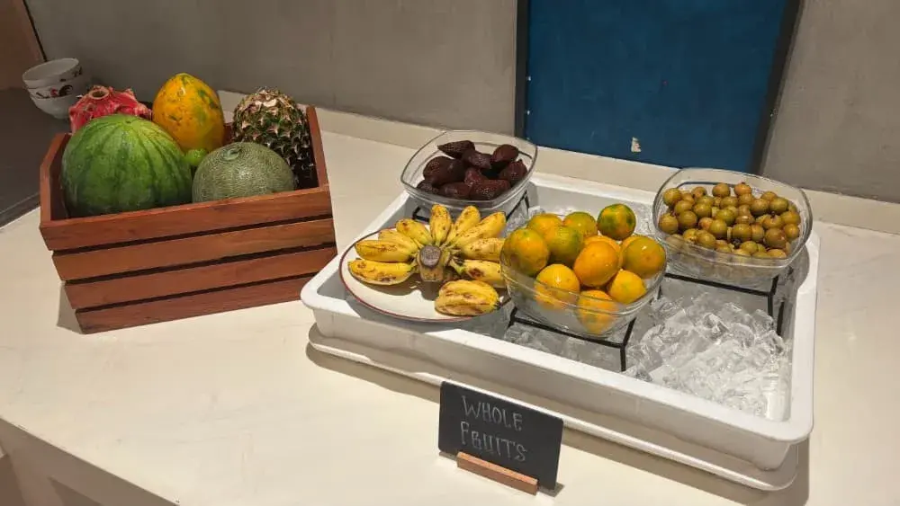 「フォーポイントバイシェラトンビンタン」の朝食：フルーツ類