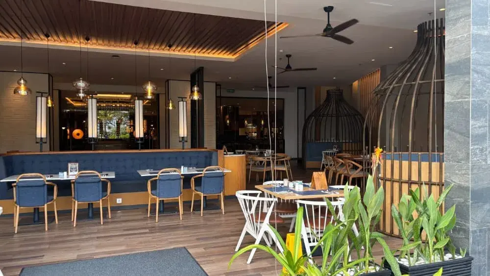 朝食会場、アウトサイド席の内装2