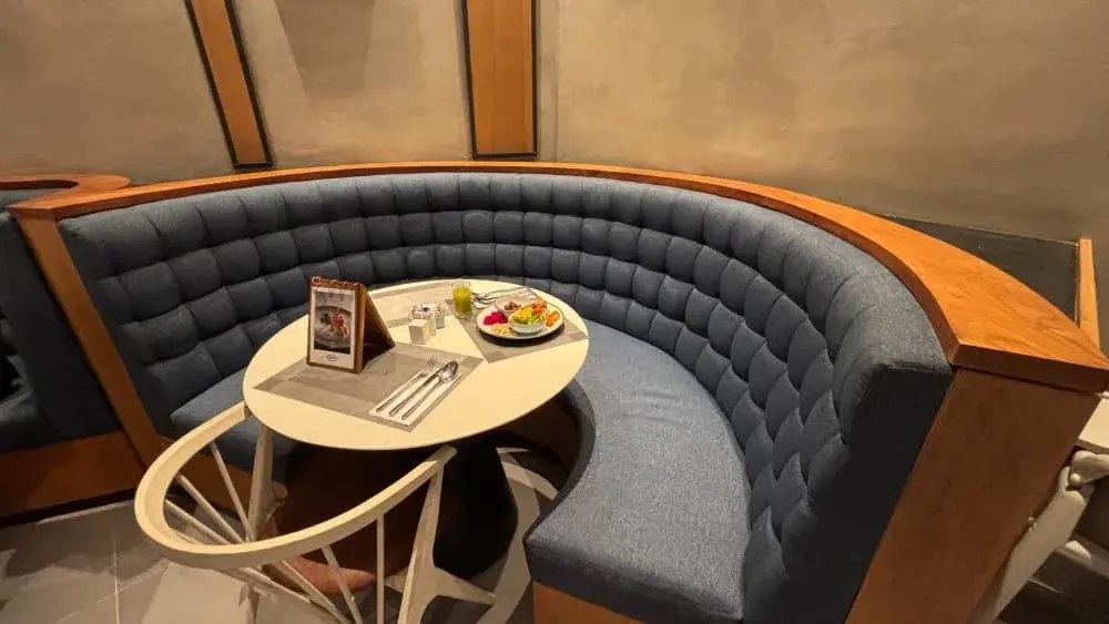 ビンタン島おすすめホテル「フォーポイントバイシェラトンビンタン」の朝食インサイド席