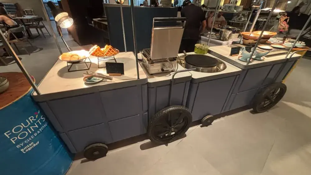 「フォーポイントバイシェラトンビンタン」の朝食：ワッフル・パンケーキなど