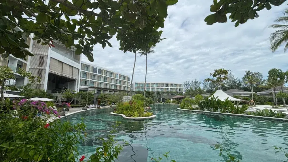 ビンタン島おすすめホテル「フォーポイントバイシェラトンビンタン」のプールサイド