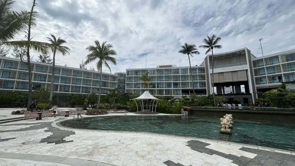 ビンタン島おすすめホテル「フォーポイントバイシェラトンビンタン」のプールサイド