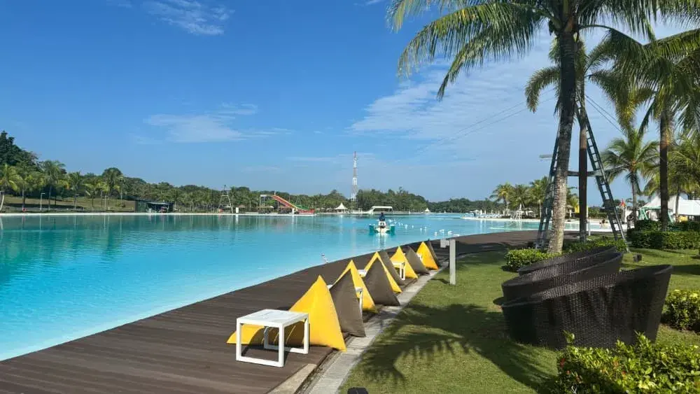 ビンタン島の人工海水プール「クリスタルラグーン」プールサイドに置いてあるクッション