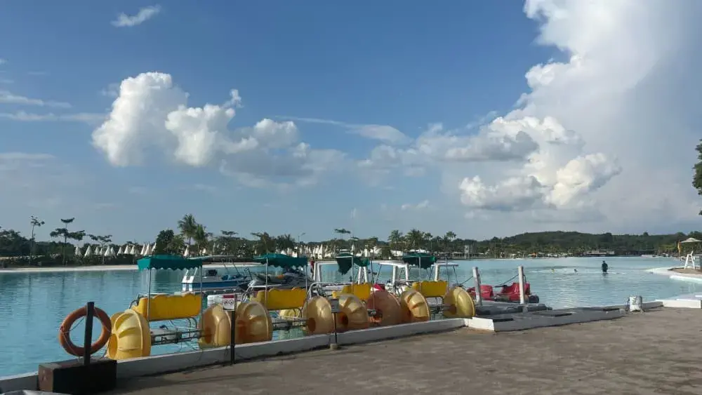 ビンタン島の人工海水プール「クリスタルラグーン」のボート