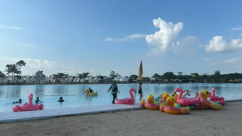 ビンタン島の人工海水プール「クリスタルラグーン」の浮き輪