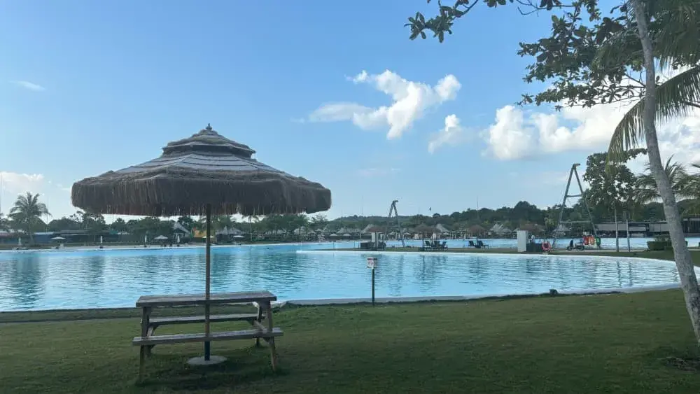 ビンタン島の人工海水プール「クリスタルラグーン」プールサイドのピクニック席