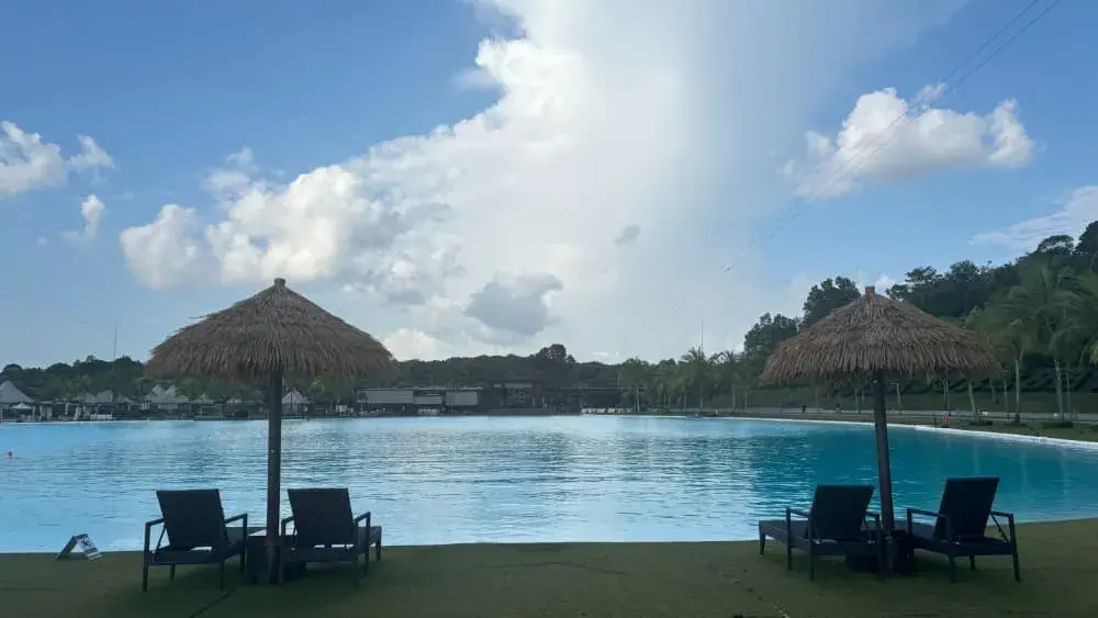 ビンタン島の人工海水プール「クリスタルラグーン」プールサイドチェア