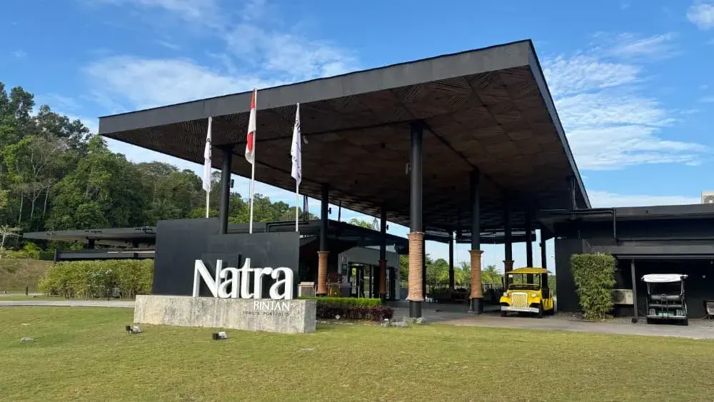 ビンタン島のホテル「ナトラ ビンタン トリビュートポートフォリオリゾート」のエントランス