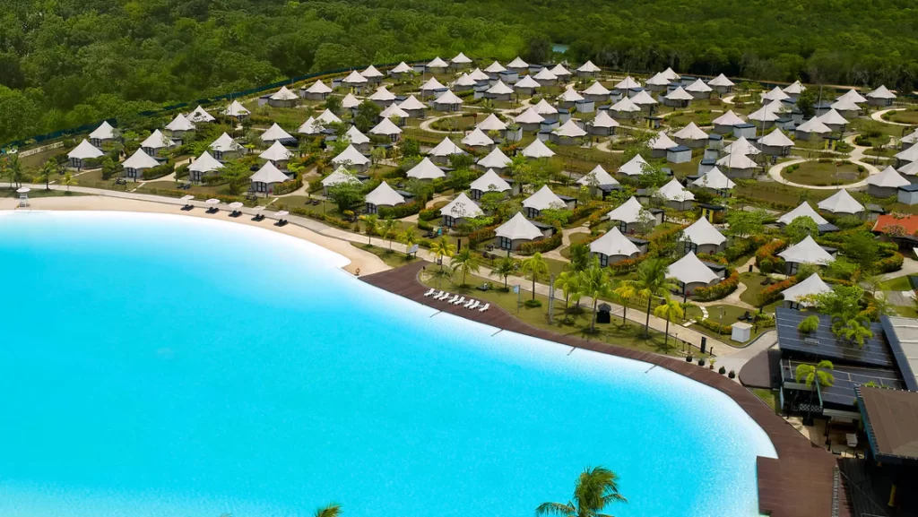 ビンタン島のホテル「ナトラ ビンタン トリビュートポートフォリオリゾート」公式サイトの引用写真(施設全体の様子)