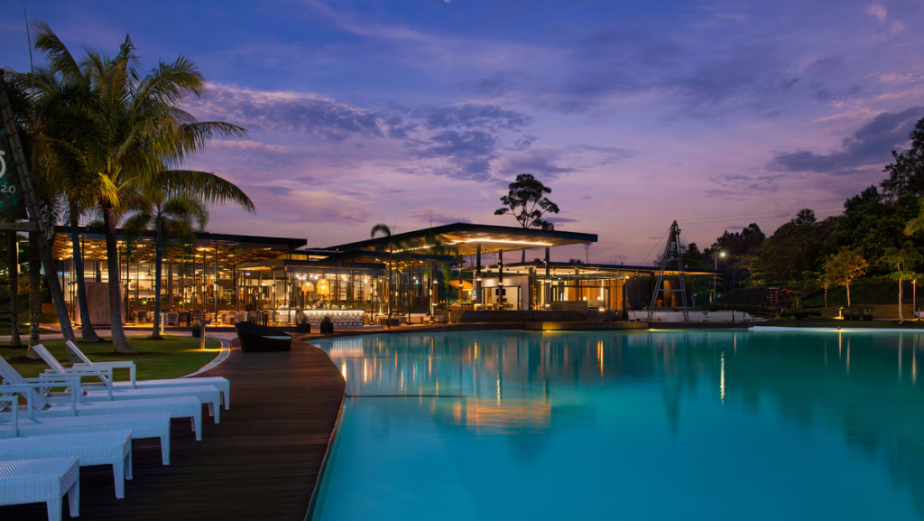 ビンタン島のホテル「ナトラ ビンタン トリビュートポートフォリオリゾート」公式サイトの引用写真(幻想的なレストラン棟)