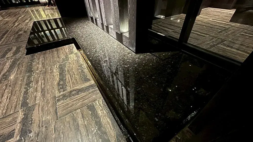 水の流れる音が聞こえるエントランス