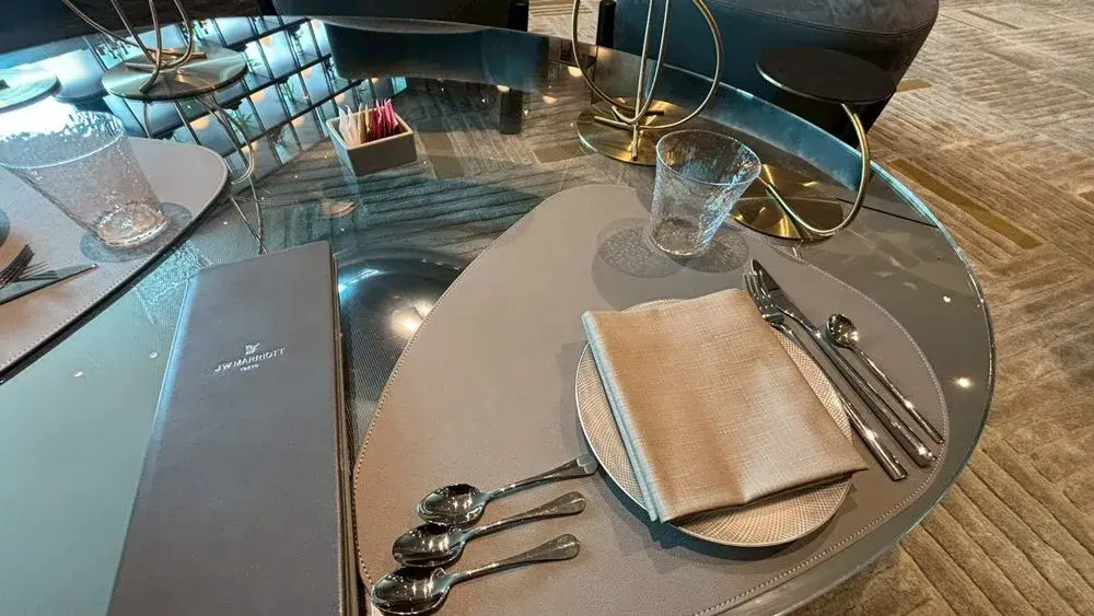 JWマリオット東京のアフタヌーンティーの食器類とケーキスタンド