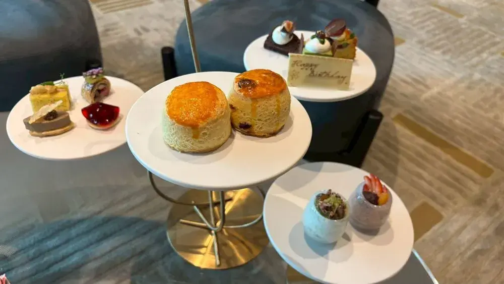 JWマリオット東京のアフタヌーンティー:ケーキスタンドに乗ったスイーツとセイボリー