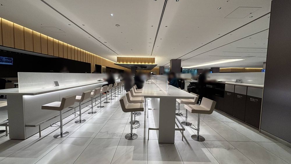 ANAラウンジ羽田空港 国際線：ハイカウンター席