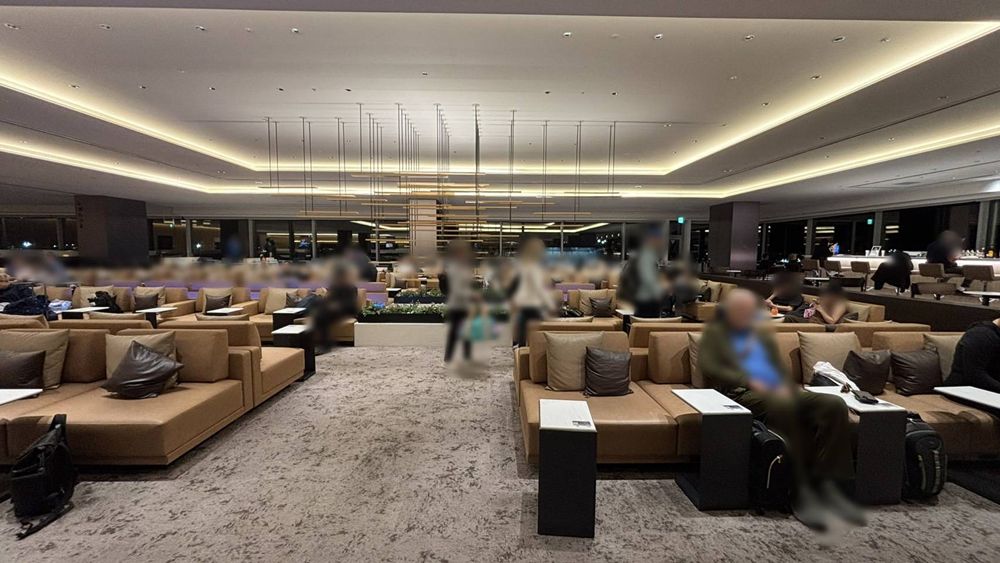 羽田空港国際線のANAラウンジのソファー席：混雑時