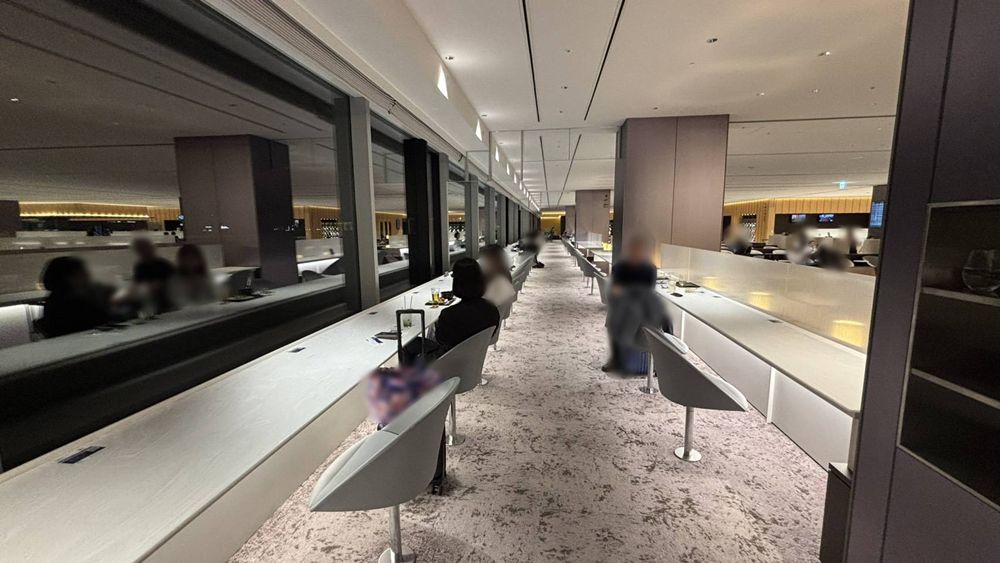 ANAラウンジ羽田空港 国際線：窓際席1