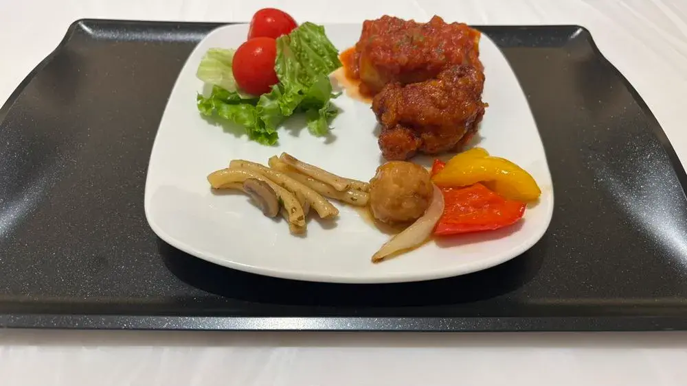 羽田空港国際線のANAラウンジで、取り分けた夕食1