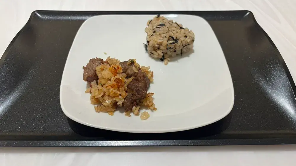 羽田空港国際線のANAラウンジで、取り分けた夕食2