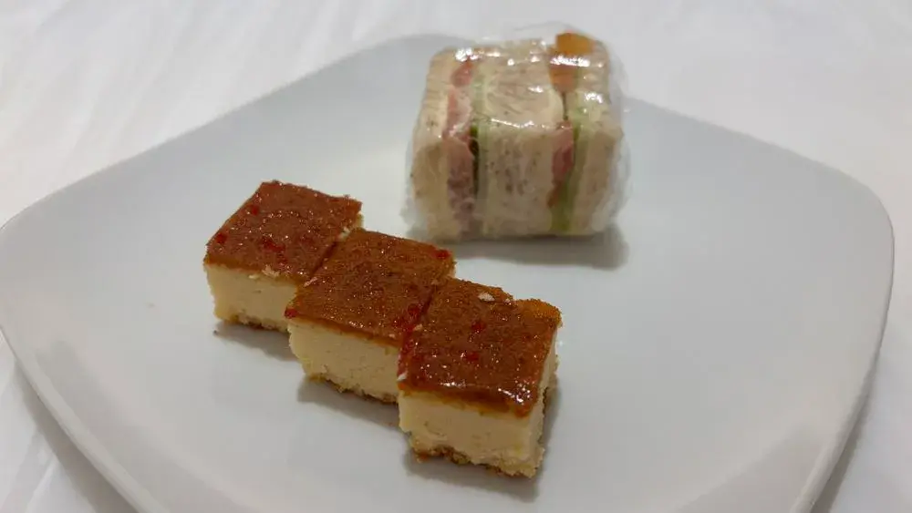 ANAラウンジ食事メニュー：サンドイッチとチーズケーキ