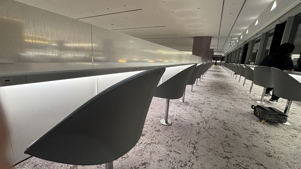 ANAラウンジ羽田空港 国際線：窓際席2