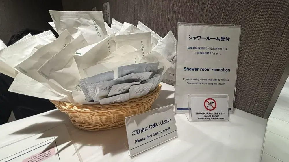 羽田空港国際線ANAラウンジのシャワー受付にあるシャワーキャップ