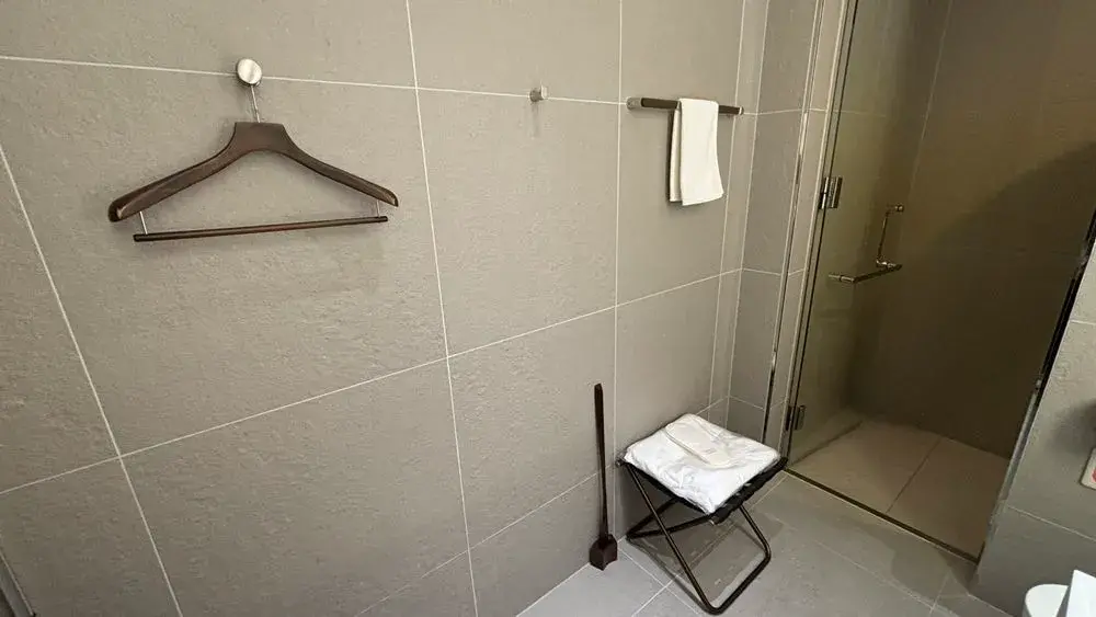 羽田空港国際線ANAラウンジのシャワールーム：ハンガーや靴ベラなど