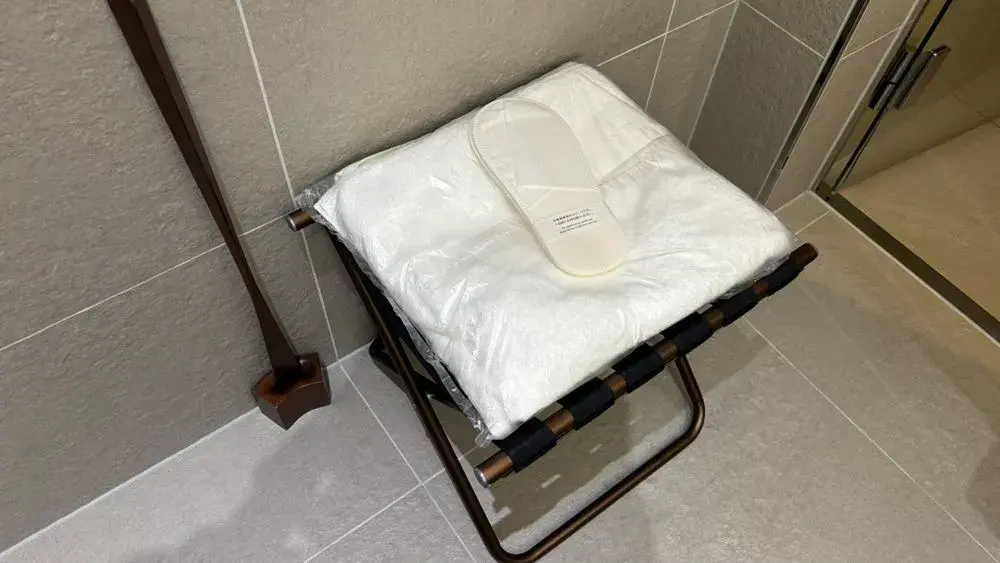 羽田空港国際線ANAラウンジのシャワールーム：椅子や使い捨てスリッパ