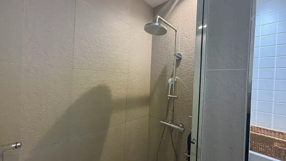 羽田空港国際線ANAラウンジのシャワールーム：シャワーヘッド