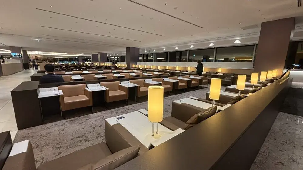 羽田空港国際線のANAラウンジのソファー席：閑散時