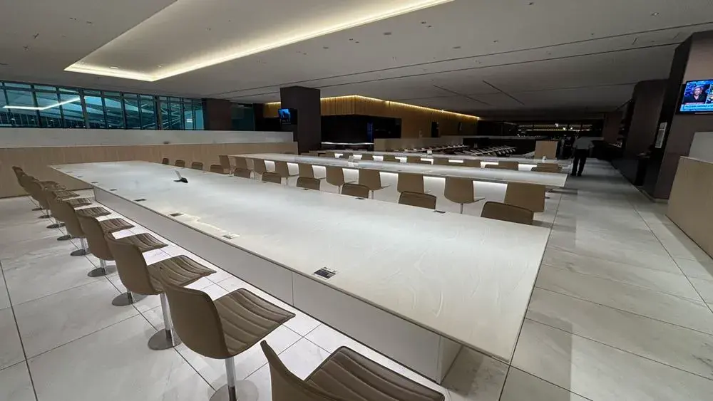 ANAラウンジ羽田空港 国際線：ダイニングテーブル