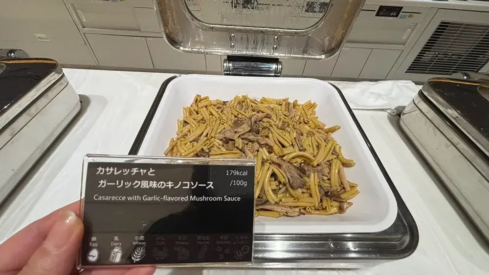 ANAラウンジ食事メニュー：カサレッチャとガーリック風味のキノコソース