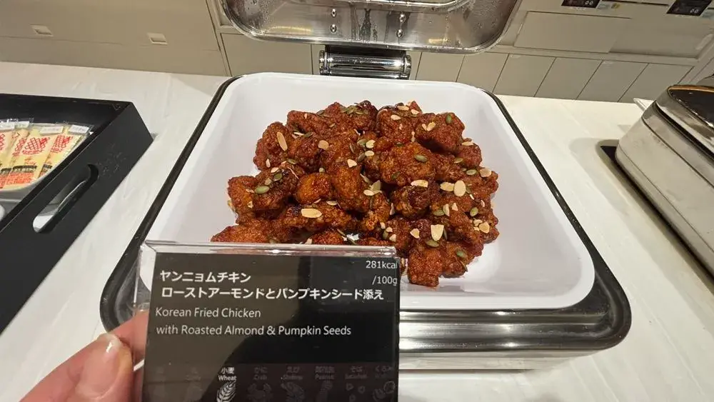 ANAラウンジ食事メニュー：ヤンニョムチキンローストアーモンドとパンプキンシード添え