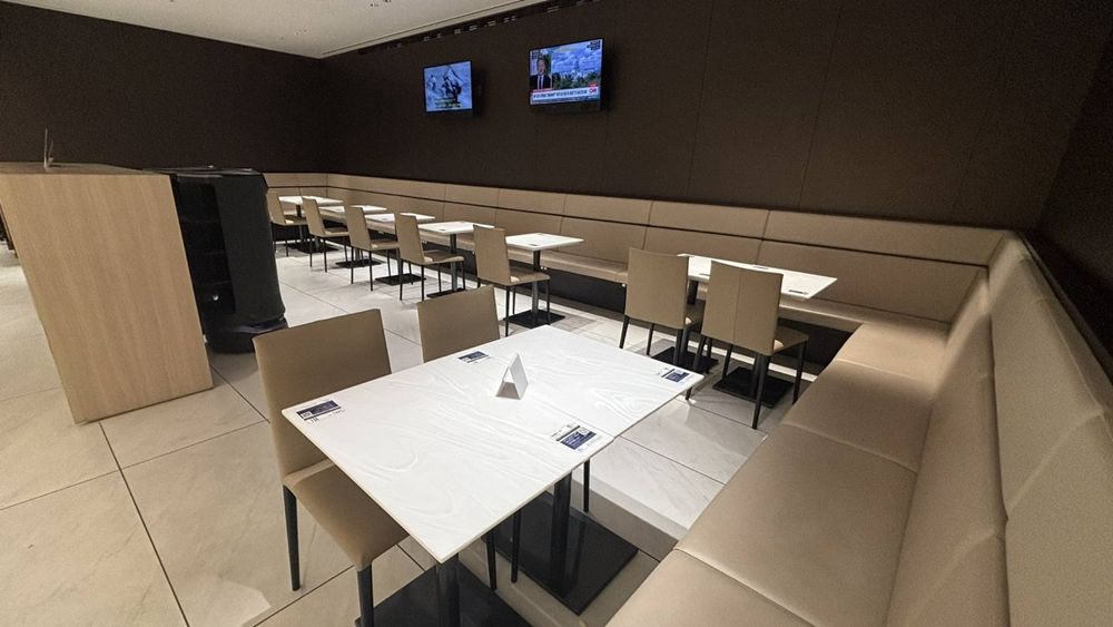 ANAラウンジ羽田空港 国際線：ダイニングテーブル席（車いす優先席）