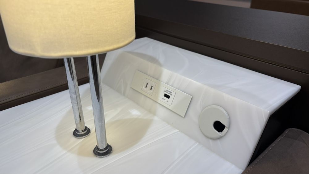 ANAラウンジ羽田空港 国際線：コンセントとUSB充電の差込口