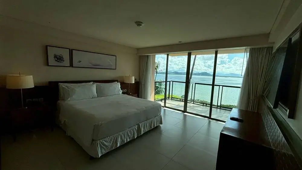 ウエスティン プーケットのスイートルーム(ベッドルーム昼)