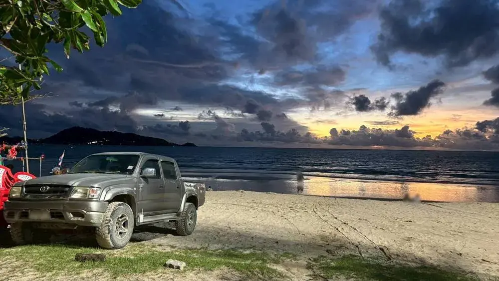 パトンビーチの夕暮れと車