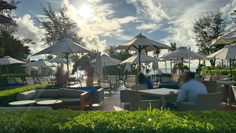 フォーポイントバイシェラトン・プーケット・パトンビーチ・リゾート|プールサイドバー「The Deck Beach Club Patong」昼